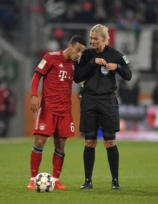 15 02 2019 Football 1 Bundesliga 2018 2019 22 Matchday FC Augsburg FC Bayern München in der WWK Arena Augsburg Referee Bibiana Steinhaus at Thiago li FC Bayern München DFL and DFB regulations prohibit any use of photographs as image sequences and or quasi video