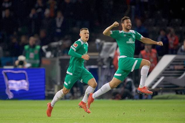 Soccer DFL 1 Bundesliga Berlin 16 02 2019 Olympiastadion Berlin Season 2018 2019 Hertha BSC geg SV Werder Bremen 1 1 MINUTE 90 6 Free kick Werder Bremen Goal to 1 1 Compensation Goal scorers Claudio PIZARRO 4 Werder Jubilation Goal celebration with Maximilian EGGESTEIN 35 Werder Photo Eberhard Thonfeld camera 4 In accordance with the DFLs regulations, it is prohibited to use or have used photographs taken in the stadium and or by the match in the form of sequence images in or video-like photo series DFL regulations prohibit any use of photographs as image sequences and or quasi video
