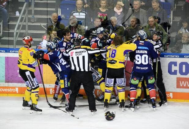 GER 1 DEL EISBAEREN BERLIN VS Krefeld Penguins 17 02 2019 Mercedes Benz Arena Berlin GER 1 DEL EISBAEREN BERLIN VS Krefeld Penguins in picture Herd formation nordphotoxEngler nph00076