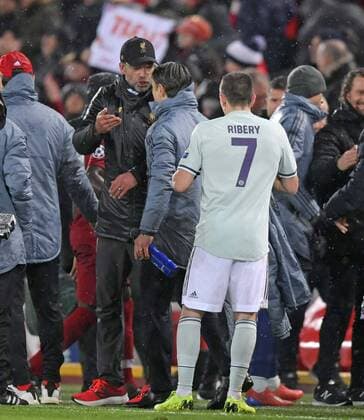 19 02 2019 Football UEFA Champions League 2018 2019 Round of 16 FC Liverpool FC Bayern Munich Anfield Stadium in Liverpool England After the final whistle coach Niko Kovac middle FC Bayern Munich discuss with coach Jürgen Klopp li FC Liverpool DFL and DFB regulations prohibit any use of photographs as image sequences and or quasi video