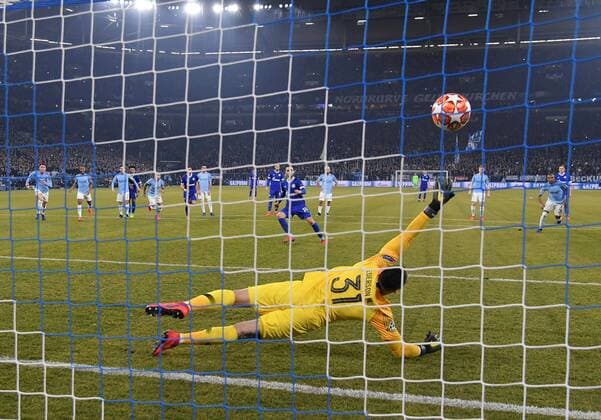 20 02 2019 Football UEFA Champions League Season 2018 2019 Round of sixteen first leg FC Schalke 04 Manchester City Nabil Bentaleb Schalke 04 converted against goalkeeper Ederson Manchester City the penalty to 2 1 Team2