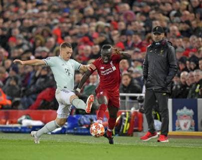 19 02 2019 Football UEFA Champions League 2018 2019 Round of 16 FC Liverpool FC Bayern Munich Anfield Stadium in Liverpool England v li Joshua Kimmich FC Bayern Munich vs. Sadio Mane FC Liverpool observed by coach Jürgen Klopp FC Liverpool DFL and DFB regulations prohibit any use of photographs as image sequences and or quasi video