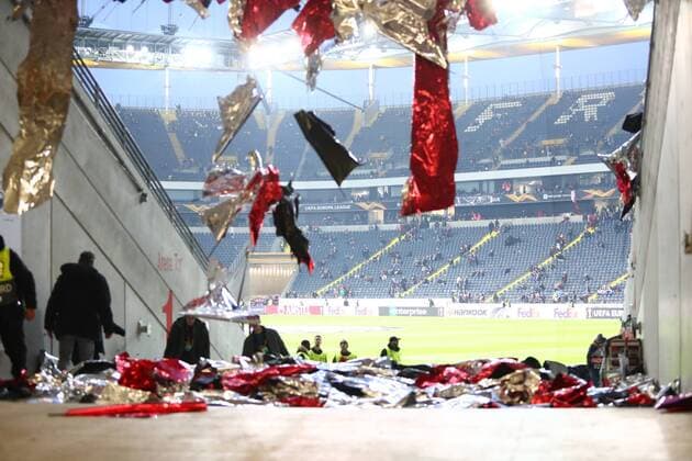 Fans of Eintracht Frankfurt build the Choreo ab Eintracht Frankfurt vs. Schachtjor Donetsk Fussball Europa League 21 02 2019 Eintracht Frankfurt vs. Schachtjor Donetsk Fussball Europa League 21 02 2019 Frankfurt before the match against Donetsk Copyright: xEIBNER RenexWeissx EP_RWS