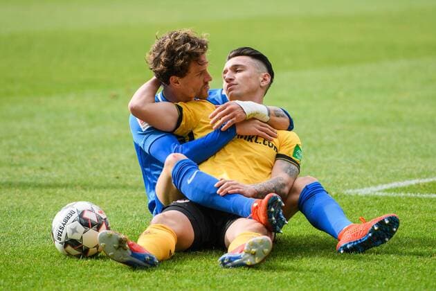 Dresdens Baris Atik and Simon Zoller lie knotted in their arms SG Dynamo Dresden VfL Bochum 1848 Football 2 League Season 2018 2019 24 Matchday Rudolf Harbig Stadion Dresden 03 March 2019