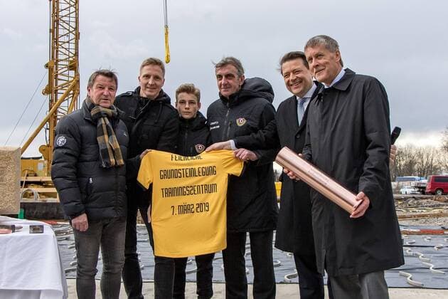 Ceremonial laying of the foundation stone in the new training centre Im Bild v l Dixi Dörner Honorary player and supervisory board member Marco Hartmann Captain Dynamo Dresden Youth player Ralf Minge Sports managing director with a CRAFT jersey signed by the team Holger Scholze President SG Dynamo Dresden and Dr Ralf Weber Managing Director DGI with the copper time capsule 07 03 2019 Football GER 2 Bundesliga Sportpark Ostra Training centre SG Dynamo Dresden