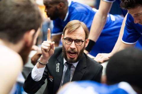 easycredit Basketball Bundesliga 23 game day on 9 3 2018 between the polar bears Bremerhaven and Science City Jena Coach Björn Harmsen Jena energetically addressing the team with raised forefinger Stadthalle Bremerhaven