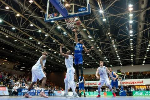 easycredit Basketball Bundesliga 23 matchday on 9 3 2018 between the polar bears Bremerhaven and Science City Jena Mitte Ronald Roberts Jena with the basketball player against Elston Turner Bremerhaven Stadthalle Bremerhaven