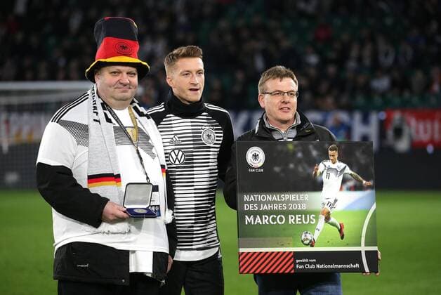 BAU 20 03 2019 Wolfsburg Football international Germany vs. Serbia Marco Reus GER Mitte will be honoured as national player of the year 2018 DFB REGULATIONS PROHIBIT ANY USE OF PHOTOGRAPHS AS IMAGE SEQUENCES AND OR QUASI VIDEO In accordance with the requirements of the DFB German Football League, it is prohibited to use or have used photographs taken in the stadium and or during the match in the form of sequence pictures and or video-like photo series