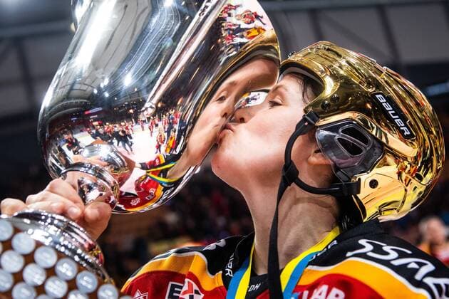 190321 Luleas Michelle Karvinen rejoices with the trophy after final 5 in the SDHL playoffs between Lulea and Linköping on March 21, 2019 in Lulea ¨,  Copyright: SIMONxELIASSON BB190321SE090