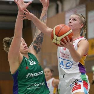 Göttingen Sporthalle Felix Klein Gymnasium 23 09 18 Basketball DBBL Season 2018 19 DBBL Cup Round 2 Flippo Baskets BG 74 Göttingen vs. Chemcats Chemnitz Picture 6 Grönberg Chemcats Chemnitz right with ball 23 Klaudia Grudzien Flippo Baskets BG 74 left xsmmpJPGx