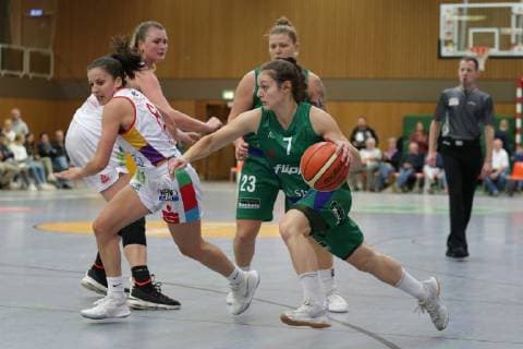 Göttingen Sporthalle Felix Klein Gymnasium 23 09 18 Basketball DBBL Season 2018 19 DBBL Cup Round 2 Flippo Baskets BG 74 Göttingen gegen Chemcats Chemnitz Picture 7 Jennifer Crowder Flippo Baskets BG 74 right with ball 8 Andrea Andelova Chemcats Chemnitz left 13 Klara Brichacova Chemcats Chemnitz left back 23 Klaudia Grudzien Flippo Baskets BG 74 right back xsmmpJPGx