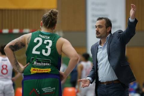 Göttingen Sporthalle Felix Klein Gymnasium 23 09 18 Basketball DBBL Season 2018 19 DBBL Cup Round 2 Flippo Baskets BG 74 Göttingen vs. Chemcats Chemnitz Picture Giannis Koukos Trainer Headcoach Flippo Baskets BG 74 right 23 Klaudia Grudzien Flippo Baskets BG 74 left xsmmpJPGx