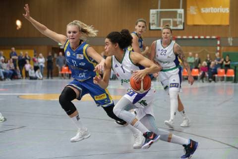 Göttingen Sporthalle Felix Klein Gymnasium 21 10 18 Basketball DBBL Season 2018 19 5 Matchday Flippo Baskets BG 74 Göttingen v Eintracht Braunschweig Picture 1 Alissa Pierce Flippo Baskets BG 74 front right with ball 10 Matilda Claesson Eintracht Braunschweig left 23 Klaudia Grudzien Flippo Baskets BG 74 rear right 00 Margaret Mulligan Eintracht Braunschweig middle rear partly hidden xsmmpJPGx