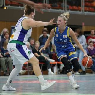 Göttingen Sporthalle Felix Klein Gymnasium 21 10 18 Basketball DBBL Season 2018 19 5 Matchday Flippo Baskets BG 74 Göttingen v Eintracht Braunschweig Picture 11 Nina Rosemeyer Eintracht Braunschweig right with ball 23 Klaudia Grudzien Flippo Baskets BG 74 left xsmmpJPGx