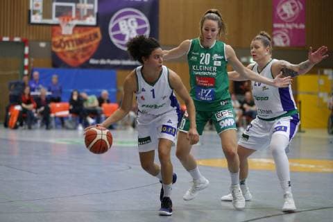 Göttingen Sporthalle Felix Klein Gymnasium 17 10 18 Basketball DBBL Season 2018 19 3 Matchday Flippo Baskets BG 74 Göttingen vs Rutronik Stars Keltern Picture 1 Alissa Pierce Flippo Baskets BG 74 left with ball 20 Marta Tudanca Rutronik Stars Keltern middle 23 Klaudia Grudzien Flippo Baskets BG 74 right xsmmpJPGx