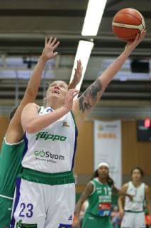 Göttingen Sporthalle Felix Klein Gymnasium 17 10 18 Basketball DBBL Season 2018 19 3 Matchday Flippo Baskets BG 74 Göttingen vs. Rutronik Stars Keltern Bild 23 Klaudia Grudzien Flippo Baskets BG 74 right with ball 15 Marina Markovic Rutronik Stars Keltern left hidden xsmmpJPGx