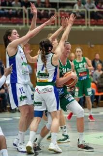 flippo Baskets BG 74 Rutronik Stars Keltern Basketball Women DBBL Playoffs Quarter Finals Game 2 flippo Baskets BG 74 Rutronik Stars Keltern 03 04 2019 Göttingen Kelterns Rebecca Tobin r plays against Göttingens Vasiliki Karambatsa Jennifer Crowder and Klaudia Grudzien Göttingen Niedersachsen Germany
