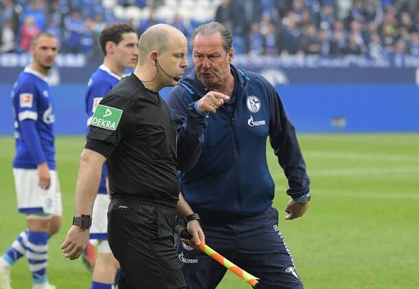 06 04 2019 xjhx football 1 Bundesliga FC Schalke 04 Eintracht Frankfurt emspor v l coach Huub Stevens FC Schalke 04 gives instructions gesticulated gesticulate with arms gives instructions gesticulate linienrichter DFL DFB REGULATIONS PROHIBIT ANY USE OF PHOTOGRAPHS as IMAGE SEQUENCES and or QUASI VIDEO Gelsenkirchen