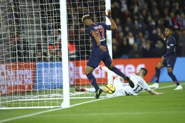 Sport Bilder des Tages Eric Maxim Choupo Moting (PSG) vs Stefan Mitrovic (Strasbourg) FOOTBALL : PSG vs Strasbourg - Ligue 1 - 07 04 2019 GwendolineLeGoff Panoramic 