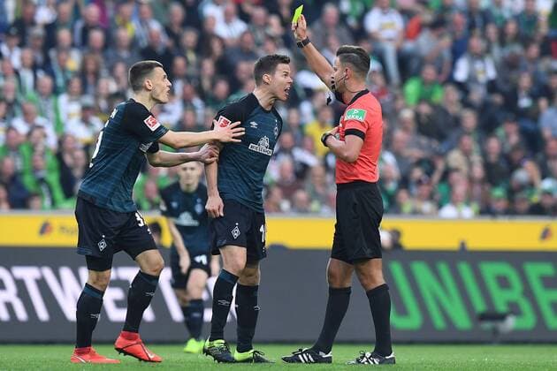 Football 1 Bundesliga 28 Matchday Borussia Mönchengladbach SV Werder Bremen on 07 04 2019 at Borussia Park in Mönchengladbach Referee Daniel Schlager Hügelsheim right Niklas Moisander Bremen middle yellow card Maximilian Eggestein Bremen left DFL regulations prohibit any use of photographs as image sequences and or quasi video xRx