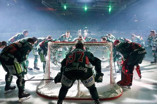 The players gather around the gate and swear to a victory an Augsburg Panther vs. EHC Red Bull Munich playoffs semifinals ice hockey DEL 10 04 2019 Augsburg Bayern Germany Copyright: xkolbert-press ChristianxKolbertx
