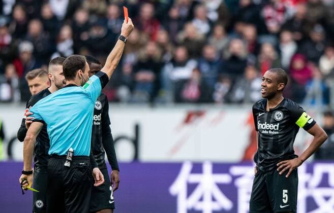 14 04 2019 xfux Soccer 1 Bundesliga Eintracht Frankfurt FC Augsburg emspor v l Referee Referee Bastian Dankert shows Gelson Fernandes Eintracht Frankfurt the yellow red card receive a yellow red card dismissal Foul DFL DFB REGULATIONS PROHIBIT ANY USE OF PHOTOGRAPHS as IMAGE SEQUENCES and or QUASI VIDEO Frankfurt am Main