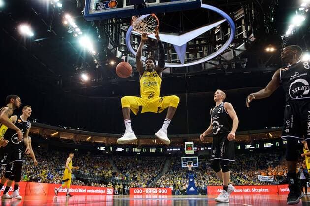 Basketball Berlin 18 04 2019 easyCredit BBL 1 Bundesliga Season 2018 2019 Alba Berlin RASTA Vechta Landry Nnoko Alba Berlin No 35 Seth Hinrichs Vechta No 21