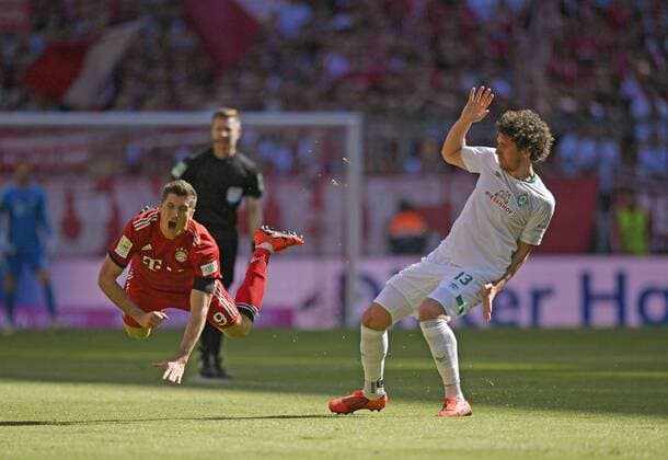 20 04 2019 Football 1 Bundesliga 2018 2019 30 Matchday FC Bayern München SV Werder Bremen in the Allianz Arena Munich v li Robert Lewandowski FC Bayern München fouled by Milos Veljkovic SV Werder Bremen DFL and DFB regulations prohibit any use of photographs as image sequences and or quasi video