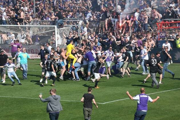 Football 3 League 34 Matchday VfL Osnabrück VfR Aalen on 20 04 2019 at the Bremer Brücke in Osnabrück Goalkeeper Nils Jonathan Körber Koerber Osnabrueck in the middle of the turmoil the fans storm the pitch MH