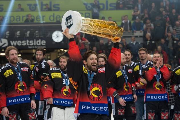 Playoff National League SC Bern EV Zug Bern Switzerland 20 04 2019 National League Playoff Final Match 5 Season 2018 2019 SC Bern EV Zug Mark Arcobello SCB with the Champions Cup