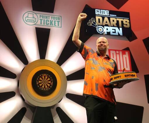 20 04 2019 xcex Frankfurt am Main Fraportarena GUDE Darts Open Frankfurt 2019 world champion Raymond Barney van Barneveld with his birthday cake emspor DFL regulations prohibit any use of photographs as image sequences and or quasi video