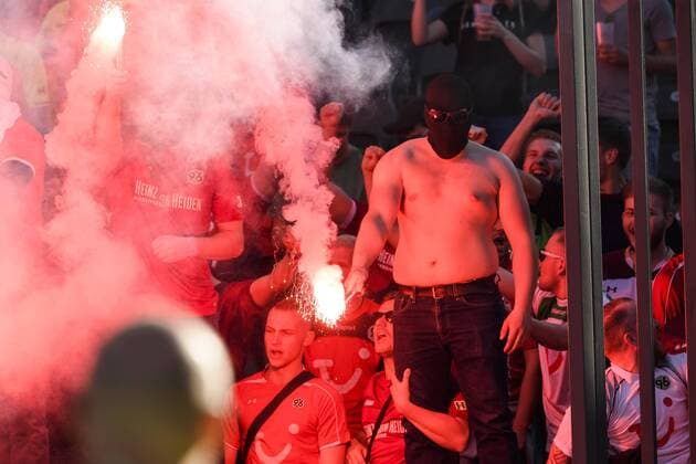 21 04 2019 xkvx Soccer 1 Bundesliga Hertha BSC Berlin Hannover 96 emspor v l Hannover 96 Fans Bengalo Pyro Pyrotechnics Fire Smoke Ultras Fan DFL DFB REGULATIONS PROHIBIT ANY USE OF PHOTOGRAPHS as IMAGE SEQUENCES and or QUASI VIDEO Berlin