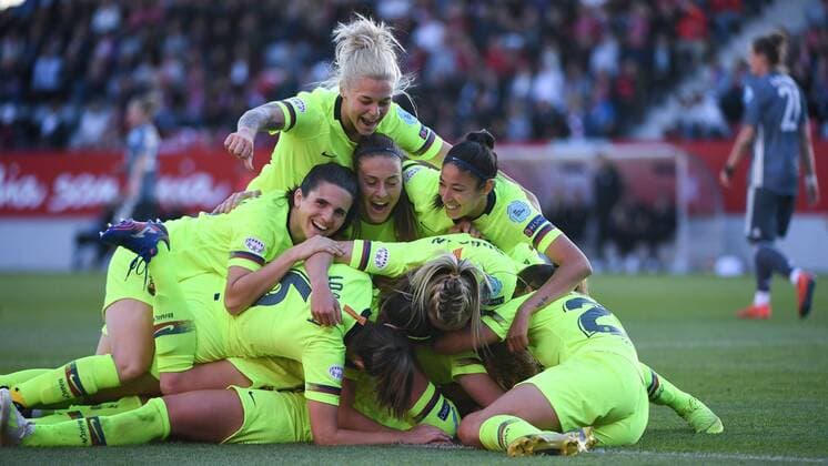 players of FC Barcelona with goal celebration cheers goal celebration celebrate the goal goal celebration jubilation about the goal to 0 1 by Kheira Hamraoui Barcelona 18 on the ground hidden optimistic action Verena Schweers FC Bayern Munich FCB 22 disappointed looking disappointment frustration disappointed pessimistic football UEFA Women s Champions League FC Bayern Munich FC Barcelona xslx