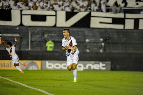 Vasco x Santos RIO DE JANEIRO, RJ - 24.04.2019: VASCO X SANTOS - Raul scores goal during Vasco x Santos, a match valid for the Brazil Cup, held at the Estadio San Januário, located in the city of Rio de Janeiro, on Wednesday (24). (Photo: Nayra Halm Fotoarena) x1720556x  NayraxHalm