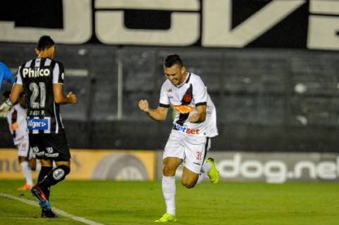 Vasco x Santos RIO DE JANEIRO, RJ - 24.04.2019: VASCO X SANTOS - Raul scores goal during Vasco x Santos, a match valid for the Brazil Cup, held at the Estadio San Januário, located in the city of Rio de Janeiro, on Wednesday (24). (Photo: Nayra Halm Fotoarena) x1720557x  NayraxHalm