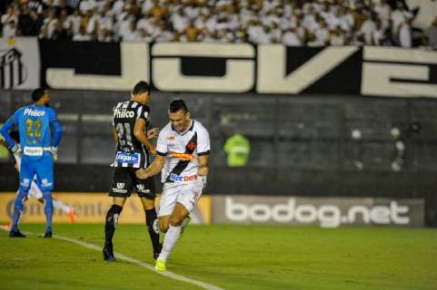 Vasco x Santos RIO DE JANEIRO, RJ - 24.04.2019: VASCO X SANTOS - Raul scores goal during Vasco x Santos, a match valid for the Brazil Cup, held at the Estadio San Januário, located in the city of Rio de Janeiro, on Wednesday (24). (Photo: Nayra Halm Fotoarena) x1720558x  NayraxHalm