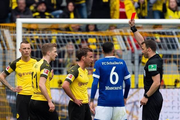 Dortmund Germany 27 04 2018 1 Bundesiga 31 Matchday BV Borussia Dortmund FC Schalke 04 Marco Reus BVB receives the red card DeFodi001 from referee Felix Zwayer