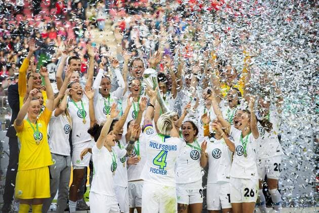 GER DFB Womens Cup Final VfL Wolfsburg vs SC Freiburg 01 05 2019 RheinEnergie Stadium Cologne GER DFB Womens Cup Final VfL Wolfsburg vs SC Freiburg DFB REGULATIONS PROHIBIT ANY USE OF PHOTOGRAPHS AS IMAGE SEQUENCES AND OR QUASI VIDEO in picture picture shows the VfL Ladies win the DFB Cup for the sixth time in a row and cheer on stage Nilla Fischer VfL Wolfsburg 4 raises the trophy to the heights nordphotox xRauch nph00251