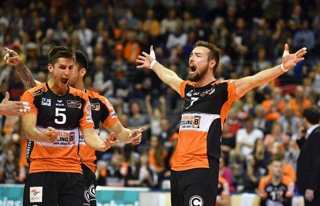 Georg Klein BR Volleys Moritz Reichert BR Volleys Samuel Tuia BR Volleys cheer BR Volleys Berlin VfB Friedrichshafen German Volleyball League Season 2018 2019 playoffs playoff Finale 2 Game Game two DM German Championship Men Men Men Volleyball Germany Max Schmeling Halle Berlin 2 5 2019