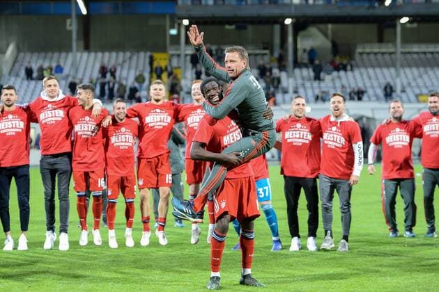 FC Bayern Munich II players celebrate the championship of the regional league Bavaria in front has Kwasi Okyere Wriedt Bayern Munich FCB 10 coach Holger Seitz on his arm joyful friendly cheerful radiant optimistic 10 05 2019 Munich football regional league Bayern FC Bayern Munich II SpVgg Greuther Fürth II xslx