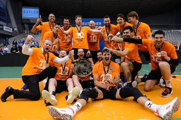12 05 2019 ZF Arena Friedrichshafen Volleyball Bundesliga Men Men Men Play offs Final 5 Game VfB Friedrichshafen vs Berlin Recycling Volleys Cheers Berlin with championship cup