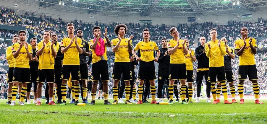 18 05 2019, xfux, Fussball 1 Bundesliga, Borussia Moenchengladbach Borussia Dortmund, emspor, v l Player Borussia Dortmund cheers on DFL DFB REGULATIONS PROHIBIT ANY USE OF PHOTOGRAPHS as IMAGE SEQUENCES and or QUASI VIDEO Moenchengladbach after the end of the game