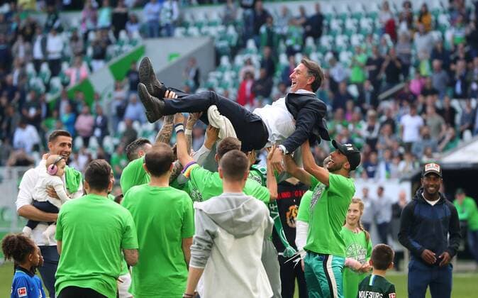 VfL vs Augsburg, 1 BL Wolfsburg, 18 05 2019, FOßBALL VfL Wolfsburg vs FC Augsburg, 1 BL Season 2018 19, Volkswagen Arena Picture shows final cheers head coach Bruno Labbadia VfL Wolfsburg with team DFL REGULATIONS PROHIBIT ANY USE OF PHOTOGRAPHS AS IMAGE SEQUENCES AND OR QUASI VIDEO Wolfsburg