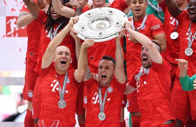 FUSSBALL 1 BUNDESLIGA SAISON 2018 2019 34 PLAY DAY FC Bayern Muenchen Eintracht Frankfurt 18 05 2019 FC Bayern celebrates winning the 29th German Championship Arjen Robben, Rafinha and Franck Ribery v li celebrate with the DFL regulations prohibit any use of photographs as image sequences and or quasi video