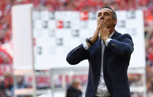 18 05 2019, xjhx, Fussball 1 Bundesliga, FC Bayern Muenchen Eintracht Frankfurt emspor, v l Coach Adolf Adi Huetter Eintracht Frankfurt thanks all fans DFL DFB REGULATIONS PROHIBIT ANY USE OF PHOTOGRAPHS as IMAGE SEQUENCES and or QUASI VIDEO Munich