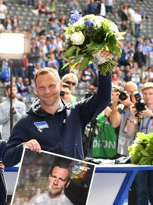Pal Dardai Trainer Hertha BSC , at the official farewell Hertha BSC Berlin Bayer 04 Leverkusen 1 Bundesliga 2018 2019, 1 BL, 1 Bundesliga, DFL, Football, Soccer, Soccer, Men, Men, Men, Germany, Germany Berlin, 18 5 2019, Olympiastadion DFL REGULATIONS PROHIBIT ANY USE OF PHOTOGRAPHS AS IMAGE SEQUENCES AND OR QUASI VIDEO