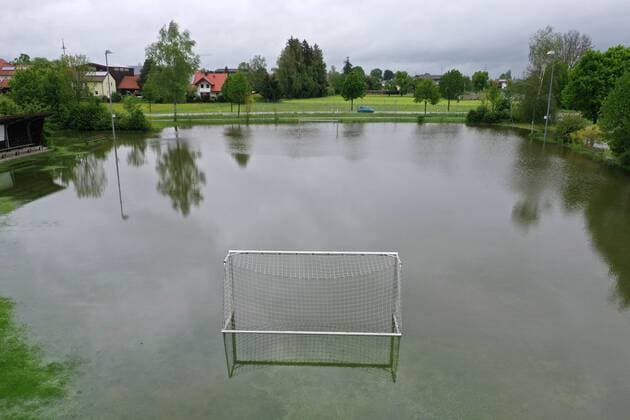 22 05 2019, Flooding in Schlingen near Bad Wörishofen, The entire Schlingen sports field is flooded The gates are in the middle of the water