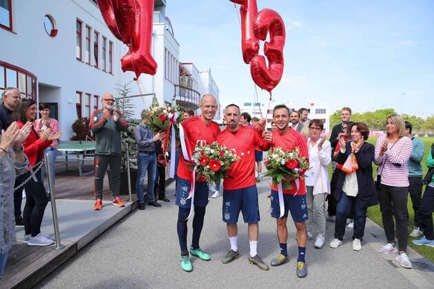 Football 1 Bundesliga Servus Arjen, Rafa and Franck on 23 05 2019 on the training ground at Säbener Straße in Munich Arjen Robben Munich , left Franck Ribery Munich , middle Rafinha Munich , right After the training the FC Bayern Munich staff said goodbye to the players Arjen Robben, Rafinha and Franck Ribery With a trellis, applause and gifts the three well deserved players were accompanied for the last time on their way from the training ground to the cabin xRx