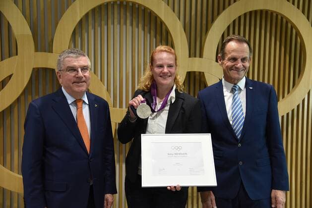 25 05 2019 Frankfurt am Main Celebration at the Haus des Sports at the DOSB in Frankfurt Betty Heidler receives silver medal from London 2012 Picture shows Thomas Bach, President of the International Olympic Committee IOC Ex hammer thrower Betty Heidler DOSB President Alfons Hörmann