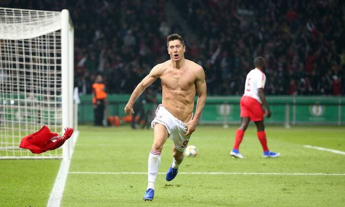 RB Leipzig Bayern Muenchen Football DFB Cup Final Berlin, 25 05 2019, Olympic Stadium, Football, DFB Cup, Final , RB Leipzig vs FC Bayern Munich , Goal for Bayern Im Bild Robert Lewandowski 9,Bayern cheers for his goal to 0 3 , DFB regulations prohibit any use of photographs as image sequences and or quasi video ,
